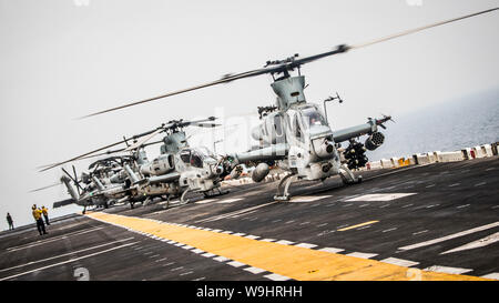 190812-M-EG 058-1147 Straße von Hormuz (Aug. 12, 2019) Eine AH-1Z Viper zu Marine Medium Tiltrotor Squadron (VMM) 163 befestigt (verstärkt), 11 Marine Expeditionary Unit (MEU) bereitet sich für Take-off während einer Meerenge Transit an Bord der Amphibisches Schiff USS Boxer (LHD4). Der Boxer Amphibious Ready Gruppe und der 11 MEU sind in die USA 5 Flotte Bereich der Maßnahmen zur Unterstützung der Marine im Einsatz für die Stabilität und Sicherheit in der Region zu gewährleisten und verbindet das Mittelmeer und den Pazifischen Raum durch den Westlichen Indischen Ozean und drei strategischen Punkten ersticken. (U.S. Marine C Stockfoto