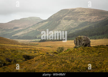 Spaziergang bis zum Märchen Pools auf der Isle of Skye entlang des Flusses, der die aus den Bergen kommende Stockfoto