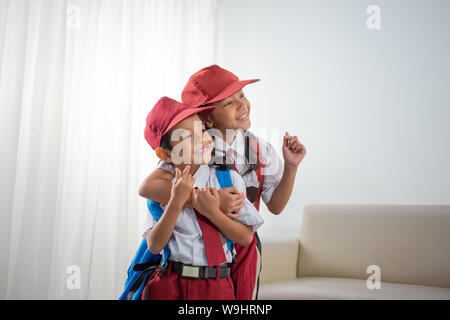 Indonesische Student trägt uniform Lächeln für die Kamera Stockfoto