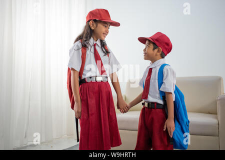 Indonesische Student trägt uniform Lächeln für die Kamera Stockfoto