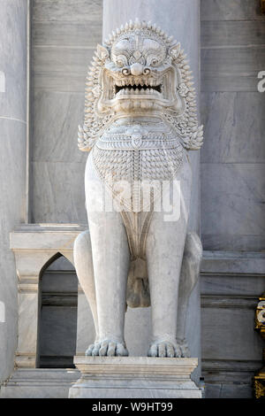 Löwen aus Marmor statue bewacht den Eingang zur Ordination Halle des Marmor Tempel in Bangkok. Stockfoto