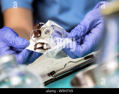 Krankenschwester bereitet Venenkatheter von langer Dauer in einem Krankenhaus, Zugriff auf die Innewohnung Zentralvenösen Linien, konzeptionelle Bild Stockfoto