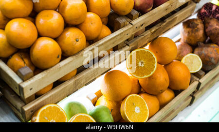 Boxen mit verschiedenen Arten von frischen Früchten in Holzkisten im Lebensmittelgeschäft angezeigt Stockfoto