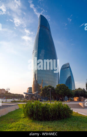 Baku, Aserbaidschan August 10, 2019 Blick auf die Flamme Türme bei Sonnenuntergang Stockfoto