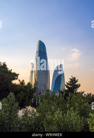 Baku, Aserbaidschan August 10, 2019 Blick auf die Flamme Türme bei Sonnenuntergang Stockfoto