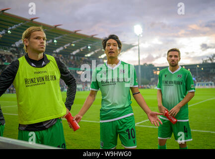 Die Spieler der H Gesicht der Fans nach dem Spiel, nach rechts Iver FOSSUM (H), Genki HARAGUCHI (H), Julian KORB (H) Fußball DFB-Pokal, 1. Runde, Karlsruher SC (KA) - Hannover 96 (H) links, am 12.08.2019 in Karlsruhe/Deutschland. ##DFL-Bestimmungen verbieten die Verwendung von Fotografien als Bildsequenzen und/oder quasi-video ### Nutzung weltweit Stockfoto