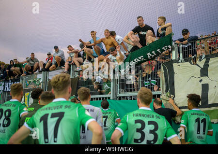 Die Spieler von H nach dem SPiel die Fans, Zorn, disappointedung, Fußball DFB-Pokal, 1. Runde, Karlsruher SC (KA) - Hannover 96 (H), am 12.08.2019 in Karlsruhe/Deutschland. ##DFL-Bestimmungen verbieten die Verwendung von Fotografien als Bildsequenzen und/oder quasi-video ### Nutzung weltweit Stockfoto