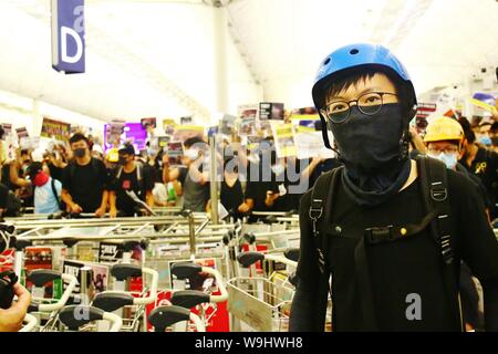 Hong Kong. 13 Aug, 2019. Unruhen brechen in Hong Kong International Airport, wenn Polizei versucht zwei chinesische Männer, die als verdeckte Ermittler vom Festland China und wird deshalb durch die Demonstranten in den Flughafen vermutet werden, zu retten. Credit: Gonzales Foto/Alamy leben Nachrichten Stockfoto