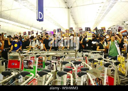 Hong Kong. 13 Aug, 2019. Unruhen brechen in Hong Kong International Airport, wenn Polizei versucht zwei chinesische Männer, die als verdeckte Ermittler vom Festland China und wird deshalb durch die Demonstranten in den Flughafen vermutet werden, zu retten. Credit: Gonzales Foto/Alamy leben Nachrichten Stockfoto