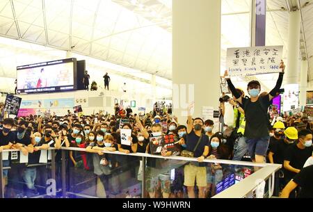 Hong Kong. 13 Aug, 2019. Unruhen brechen in Hong Kong International Airport, wenn Polizei versucht zwei chinesische Männer, die als verdeckte Ermittler vom Festland China und wird deshalb durch die Demonstranten in den Flughafen vermutet werden, zu retten. Credit: Gonzales Foto/Alamy leben Nachrichten Stockfoto
