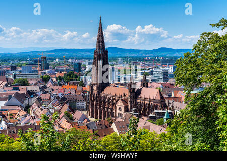 Deutschland, roten Dächern und historischen gotischen Muenster in der berühmten Studentenstadt Freiburg im Breisgau von oben, kein Gerüst im Jahr 2019 Stockfoto