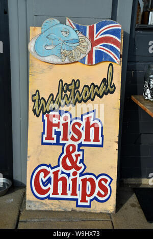 Die traditionelle Fish und Chips Zeichen außerhalb ein Chip Shop im Süden von England, UK. Stockfoto