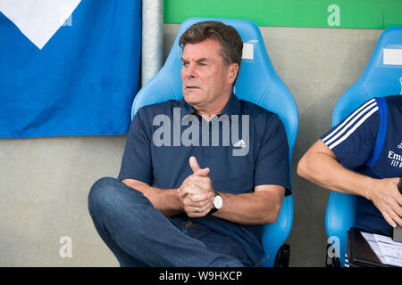 Chemnitz, Deutschland. 11 Aug, 2019. Dieter Hecking (HH) sitzt auf der Trainer Bank sitzend, halb Bild, halb Abbildung, Fußball, DFB-Pokal, 1.hauptrunde, Chemnitzer FC (C) - Hamburg Hamburg Hamburg (HH) 5:6 iE, 11.08.2019 in Chemnitz/Deutschland. € | Nutzung der weltweiten Kredit: dpa/Alamy leben Nachrichten Stockfoto