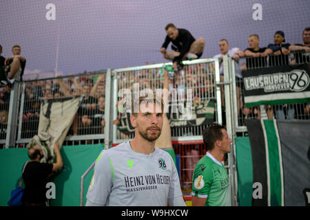 Die Spieler der H Gesicht der Fans nach dem Spiel, Torhüter Ron-Robert ZIELER (H) Fußball DFB-Pokal, 1. Runde, Karlsruher SC (KA) - Hannover 96 (H), am 12.08.2019 in Karlsruhe/Deutschland. ##DFL-Bestimmungen verbieten die Verwendung von Fotografien als Bildsequenzen und/oder quasi-video ### Nutzung weltweit Stockfoto