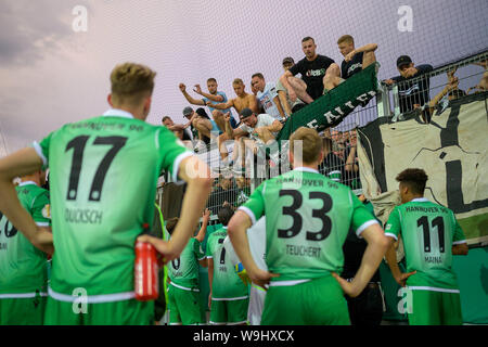 Die Spieler von H nach dem SPiel die Fans, Zorn, disappointedung, Fußball DFB-Pokal, 1. Runde, Karlsruher SC (KA) - Hannover 96 (H), am 12.08.2019 in Karlsruhe/Deutschland. ##DFL-Bestimmungen verbieten die Verwendung von Fotografien als Bildsequenzen und/oder quasi-video ### Nutzung weltweit Stockfoto