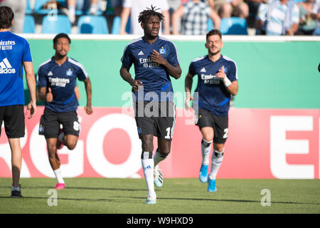 Chemnitz, Deutschland. 11 Aug, 2019. Bäckerei JATTA (mi., HH) ist Aufwärmen, Aufwärmen, ganze Zahl, Fußball, DFB-Pokal, 1.hauptrunde, Chemnitzer FC (C) - HSV Hamburg Hamburg Hamburg (HH) 5:6 iE, am 11.08.2019 in Chemnitz/Deutschland. € | Nutzung der weltweiten Kredit: dpa/Alamy leben Nachrichten Stockfoto