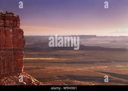 Blick von Moki Dugway in der Wüste von Utah an surise, Route 261, USA Stockfoto