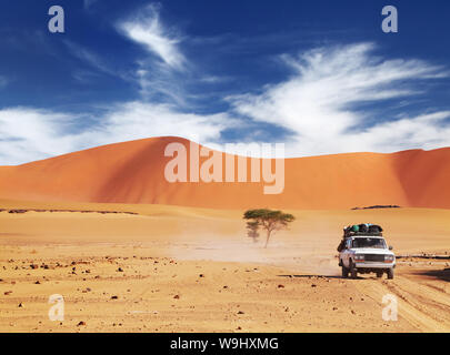 Off-road-Fahrzeug in der Wüste Sahara, Tadrart, Algerien fahren Stockfoto