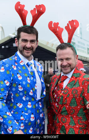 Weihnachten Jumper Raceday in Hereford Pferderennbahn - Adam Huselbee & Mike Robinson sportliche Weihnachten passt. Stockfoto