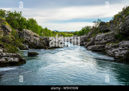 Montenegro, auf dem Fluss in der Nähe von cijevna Podgorica am Niagara Falls Sehkraft durch eindrucksvolle felsige Natur Landschaft fließt Stockfoto