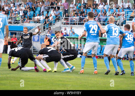 Chemnitz, Deutschland. 11 Aug, 2019. Sonny KITTEL (links, HH) schießt das Ziel für die 2:2-Band-Equalizer für HSV Hamburg Hamburg Hamburg, Aktion, Freistoß, Fußball, DFB-Pokal, 1.hauptrunde, Chemnitzer FC (C) - HSV Hamburg Hamburg Hamburg (HH) 5:6 iE, am 11.08.2019 in Chemnitz/Deutschland. € | Nutzung der weltweiten Kredit: dpa/Alamy leben Nachrichten Stockfoto