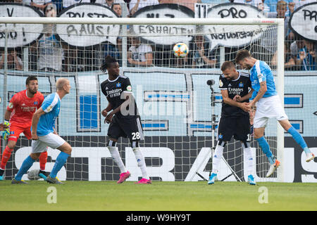 Chemnitz, Deutschland. 11 Aug, 2019. Matti LANGER (rechts, C) leitet die Kugel zum Ziel 2-1 für Chemnitzer FC, Aktion, kv? Pft, Schneidwerk, Fußball, DFB-Pokal, 1.hauptrunde, Chemnitzer FC (C) - HSV Hamburg Hamburg Hamburg (HH) 5:6 iE, am 11.08.2019 in Chemnitz/Deutschland. € | Nutzung der weltweiten Kredit: dpa/Alamy leben Nachrichten Stockfoto