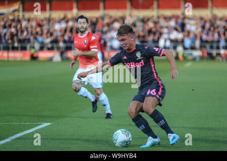 Am 13. August 2019, Moor Lane, Salford, England; Carabao Pokal, 1. Runde, Salford City vs Leeds United; Jamie Shackleton (46) von Leeds United mit dem Ball Quelle: Mark Cosgrove/News Bilder der Englischen Football League Bilder unterliegen DataCo Lizenz Stockfoto