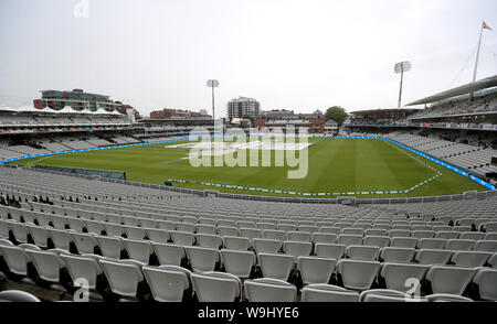 Regen erstreckt sich auf die Tonhöhe als Regen zu Beginn des Tages eine der Asche Test Match auf Lord's, London fällt. Stockfoto