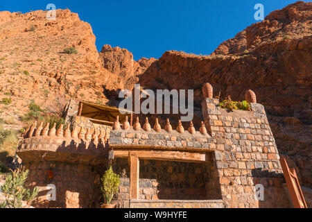 Schloss Kasbah Hotel auf hoher Klippe in tolle Malerische Serpentine Mountain Road in Schluchten Dades im Hohen Atlas, Marokko. Stockfoto