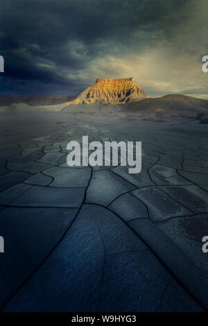 Trocken, Schlamm Risse mit epischen Berg im Hintergrund Stockfoto