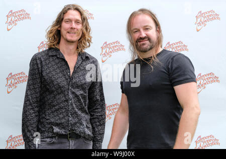 Andew Wakeman und Damian Wilson von Wilson und Wakeman backstage bei der cropredy Fairport Convention, Banbury, Großbritannien. August 9, 2019 Stockfoto