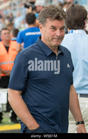 Chemnitz, Deutschland. 11 Aug, 2019. Dieter Hecking (HH) auf dem Weg zur coachbank, halb Bild, halb Abbildung, Hochformat, Fußball, DFB-Pokal, 1.hauptrunde, Chemnitzer FC (C) - Hamburg Hamburg Hamburg (HH) 5:6 iE am 11.08.2019 in Chemnitz/Deutschland. € | Nutzung der weltweiten Kredit: dpa/Alamy leben Nachrichten Stockfoto