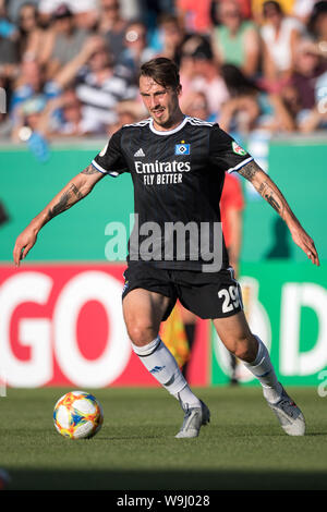 Chemnitz, Deutschland. 11 Aug, 2019. Adrian FEIN (HH) mit Kugel, Single Action mit Kugel, Aktion, vollständige Abbildung, Hochformat, Fußball, DFB-Pokal, 1.hauptrunde, Chemnitzer FC (C) - HSV Hamburg Hamburg Hamburg (HH) 5:6 iE am 08/11/2019 in Chemnitz/Deutschland. € | Nutzung der weltweiten Kredit: dpa/Alamy leben Nachrichten Stockfoto