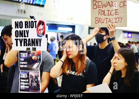 Hong Kong. 13 Aug, 2019. Die Demonstranten haben den Internationalen Flughafen Hongkong belegt, so mehr als 200 Flüge abgesagt. Die regierungsfeindlichen Demonstranten versuchen, die Aufmerksamkeit der Welt fragt nach den fünf wichtigsten Anforderungen, die erfüllt werden müssen. Credit: Gonzales Foto/Alamy leben Nachrichten Stockfoto