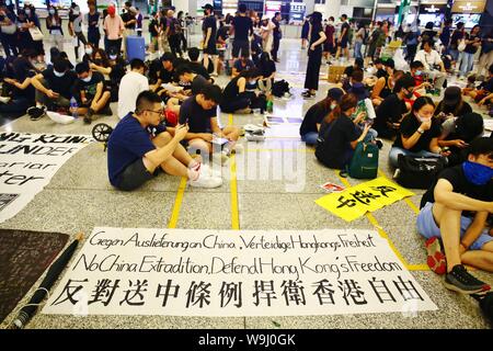 Hong Kong. 13 Aug, 2019. Die Demonstranten haben den Internationalen Flughafen Hongkong belegt, so mehr als 200 Flüge abgesagt. Die regierungsfeindlichen Demonstranten versuchen, die Aufmerksamkeit der Welt fragt nach den fünf wichtigsten Anforderungen, die erfüllt werden müssen. Credit: Gonzales Foto/Alamy leben Nachrichten Stockfoto