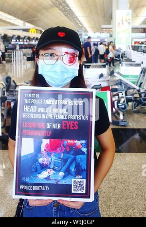 Hong Kong. 13 Aug, 2019. Die Demonstranten haben den Internationalen Flughafen Hongkong belegt, so mehr als 200 Flüge abgesagt. Die regierungsfeindlichen Demonstranten versuchen, die Aufmerksamkeit der Welt fragt nach den fünf wichtigsten Anforderungen, die erfüllt werden müssen. Credit: Gonzales Foto/Alamy leben Nachrichten Stockfoto