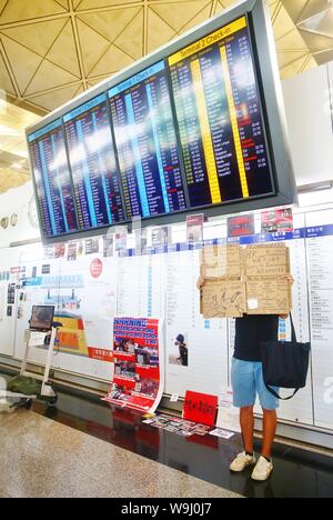 Hong Kong. 13 Aug, 2019. Die Demonstranten haben den Internationalen Flughafen Hongkong belegt, so mehr als 200 Flüge abgesagt. Die regierungsfeindlichen Demonstranten versuchen, die Aufmerksamkeit der Welt fragt nach den fünf wichtigsten Anforderungen, die erfüllt werden müssen. Credit: Gonzales Foto/Alamy leben Nachrichten Stockfoto
