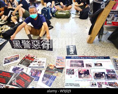 Hong Kong. 13 Aug, 2019. Die Demonstranten haben den Internationalen Flughafen Hongkong belegt, so mehr als 200 Flüge abgesagt. Die regierungsfeindlichen Demonstranten versuchen, die Aufmerksamkeit der Welt fragt nach den fünf wichtigsten Anforderungen, die erfüllt werden müssen. Credit: Gonzales Foto/Alamy leben Nachrichten Stockfoto