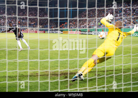 Chemnitz, Deutschland. 11 Aug, 2019. Torwart Jakub JAKUBOV (re., C) hält die Strafe von Khaled NAREY (HH) auf Strafen, Strafe, Strafe, Aktion, Elferduell, Fußball, DFB-Pokal, 1.Hauptrunde, Chemnitzer FC (C) - HSV Hamburg Hamburg Hamburg (HH) 5:6 iE am 11.08.2019 in Chemnitz/Deutschland. € | Nutzung der weltweiten Kredit: dpa/Alamy leben Nachrichten Stockfoto