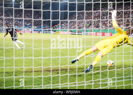 Chemnitz, Deutschland. 11 Aug, 2019. Torwart Jakub JAKUBOV (re., C) hält die Strafe von Khaled NAREY (HH) auf Strafen, Strafe, Strafe, Aktion, Elferduell, Fußball, DFB-Pokal, 1.Hauptrunde, Chemnitzer FC (C) - HSV Hamburg Hamburg Hamburg (HH) 5:6 iE am 11.08.2019 in Chemnitz/Deutschland. € | Nutzung der weltweiten Kredit: dpa/Alamy leben Nachrichten Stockfoto
