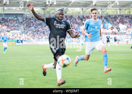 Chemnitz, Deutschland. 11 Aug, 2019. David KINSOMBI (links, HH) versus Sören REDDEMANN (Sv? Ren, C), Aktion, Duellen, Fußball, DFB-Pokal, 1.hauptrunde, Chemnitzer FC (C) - HSV Hamburg Hamburg Hamburg (HH) 5:6 iE am 11.08.2019 in Chemnitz/Deutschland. € | Nutzung der weltweiten Kredit: dpa/Alamy leben Nachrichten Stockfoto