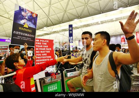 Hong Kong. 13 Aug, 2019. Die Demonstranten haben den Internationalen Flughafen Hongkong belegt, so mehr als 200 Flüge abgesagt. Die regierungsfeindlichen Demonstranten versuchen, die Aufmerksamkeit der Welt fragt nach den fünf wichtigsten Anforderungen, die erfüllt werden müssen. Credit: Gonzales Foto/Alamy leben Nachrichten Stockfoto