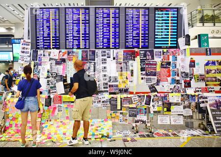 Hong Kong. 13 Aug, 2019. Die Demonstranten haben den Internationalen Flughafen Hongkong belegt, so mehr als 200 Flüge abgesagt. Die regierungsfeindlichen Demonstranten versuchen, die Aufmerksamkeit der Welt fragt nach den fünf wichtigsten Anforderungen, die erfüllt werden müssen. Credit: Gonzales Foto/Alamy leben Nachrichten Stockfoto