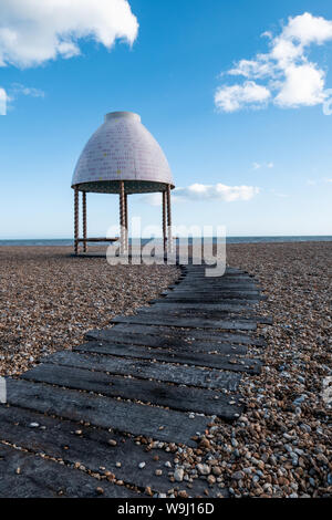 Folkestone Beach Geleeform Pavillon kunst Installation durch Lubaina Himid. Die Struktur in der Strand aus der Marine Parade, Kent, England, UK. Stockfoto