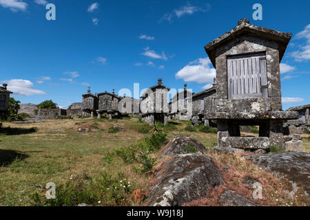 Ansicht der Getreidespeicher (espigueiros) im historischen Dorf Lindoso, Portugal. Stockfoto