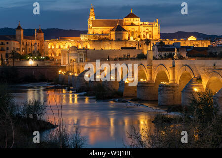 Europa, Europäische, Iberia, Spanien, Andalusien, Cordoba, Römische Brücke über Fluss Guadalquivir, 30074342 *** Local Caption *** Europa, Europäische, Iberia, S Stockfoto