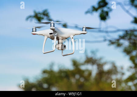 Phantom4 Pro quadcopter Drone mit Digitalkamera 4 K Flug im Sommer blauer Himmel und nimmt Bilder Welt um aus der Vogelperspektive Stockfoto