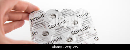 Alloa, Schottland - 14. August 2019: Erdbeere Tabletten durch strepsils Stockfoto