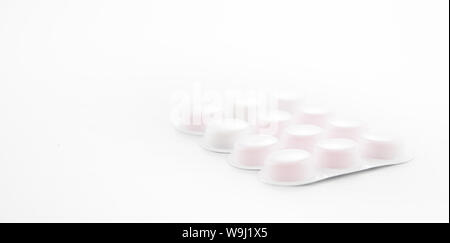 Alloa, Schottland - 14. August 2019: Erdbeere Tabletten durch strepsils Stockfoto