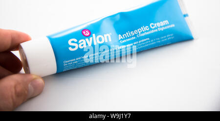 Alloa, Schottland - 14. August 2019: Savlon antiseptische Creme Stockfoto